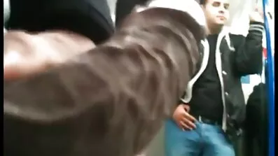 Симпатична рудоволоса ципочка сидить навпочіпки на члені в роздягальні український порно фільм