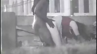 Молода дівчина знімає з українське порно видео себе одяг і показує свої переваги