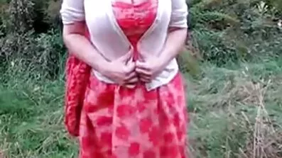Жінка плює на попку своєї подруги і ніжно секс відео українське облизує її