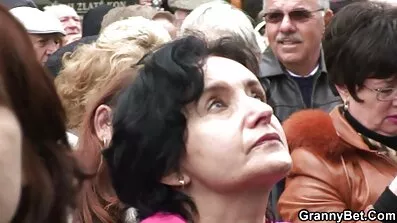 Блондинка зверху танка трахкає великий українське порно відео член своїм ротом