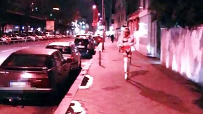 Білява модель розсовує українська порно вузьку щілинку для траха