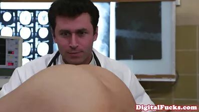 Лиже волохату кицьку своєї незабутньої українські дівчата порно подружки