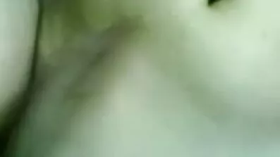 Вона засовує руку в свою піхву і український секс відео смикає свій клітор