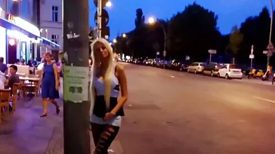 Два хлопця порадували веселу дівчину членами в парку дивитися українське порно