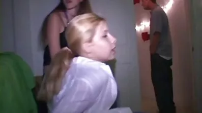 Красиві сучки влаштовують секс-вечірку у себе секс відео українське вдома