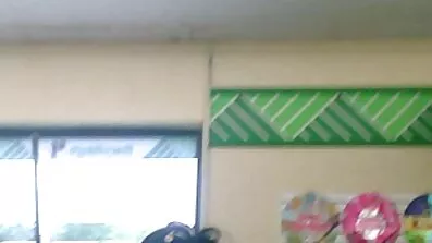 Кокетлива блондинка показує українське порно відео свою волохату промежину