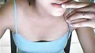 Знято на вулиці, як він трахкає зі своєю дівчиною, а porno українське сам хлопець спостерігає